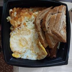 Ei, Hashbrowns, Speck und Ryetoast.