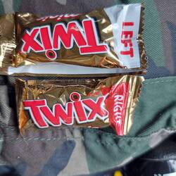 Twix Snack Size unterteilt nach linkes und rechtes Twix.