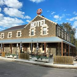 Hier, in deze pub, hebben we gisteravond gegeten