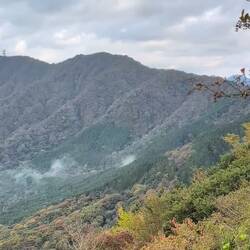 Auf diesem Kamm rechts laufe ich bis zum See