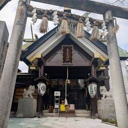 Kleiner Schrein mitten in der Stadt