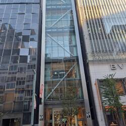 Ginza Itoya (das schmale in der Mitte)