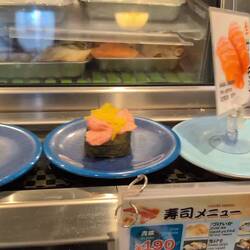 Running Sushi zum Mittag