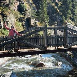 Diese Brücke markiert die Grenze zwischen Nord-und Südteil des Meraner Höhenwegs.