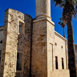 Moschee mit niedrigem Minarett in der Altstadt