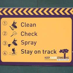 Clean, Check, Spray … Komplizierte Vorbereitungen für den Besuch bei einem Kauri …