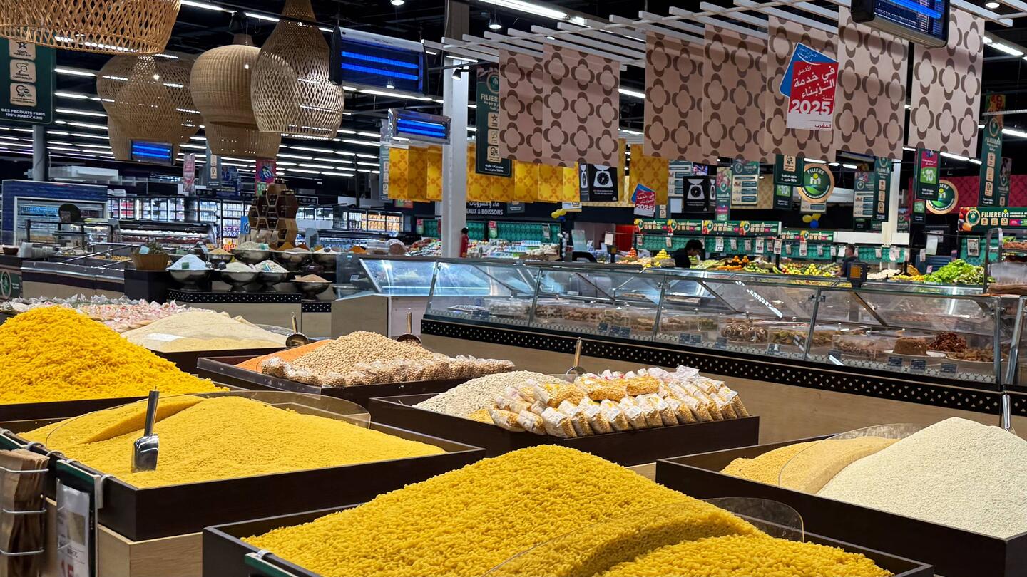 Treffpunkt in Nador am Supermarkt - hier gibt's alles