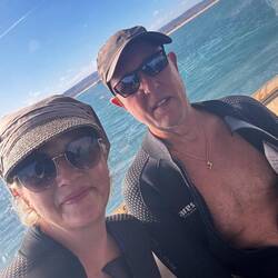 ausgestattet mit Neoprenanzug