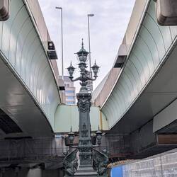 Neue Autostrasse, alte Laterne