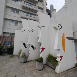 Toilette (vorn die Damen, hinten die Herren)