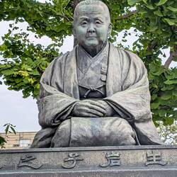 Nette alte Frau, die sozial sehr engagiert war