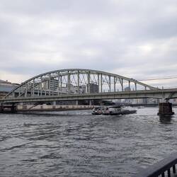 Fluss mit Brücke und Boot
