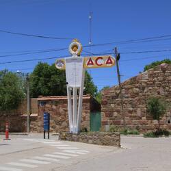 An manchen Tankstellen steht noch das alte ACA-Schild (Automóvil Club Argentino)