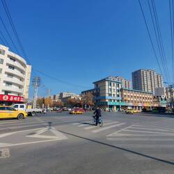 Die Straße sind meist 4-6 spurig, dazu noch jeweils eine extra Spur für die E-Motorroller