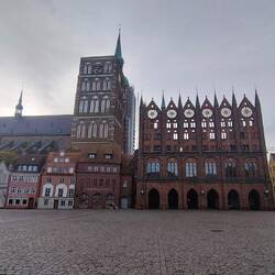 Alter Marktplatz mit St. Nikolai Kirche und Altes Rathaus