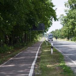 Radweg entlang der Straße nach Neugattersleben zur Bode zurück