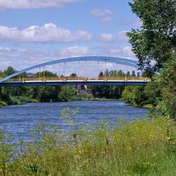 Die Brücke überquert jetzt auf dem Saaleradi