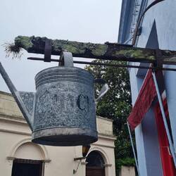 Viele lustige Dekorationen im Stadtbild