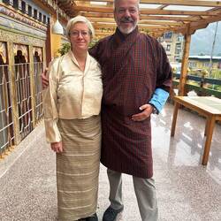Wir in der typischen Tracht, Kira für die Frauen, Gho für Männer