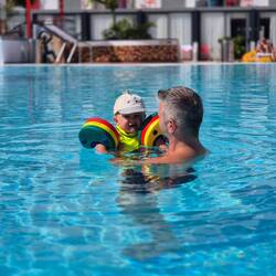 Schwimmbert mit Papa