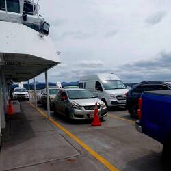 Ein kleines Stück fahren wir mit der Fähre