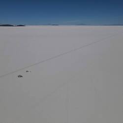 Die viel befahrenen „Autobahnen“ auf dem Salar sind unschwer zu erkennen.