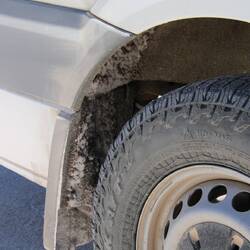 Obwohl der Salzsee trocken ist, klebt das Salz hartnäckig an unserem Van.