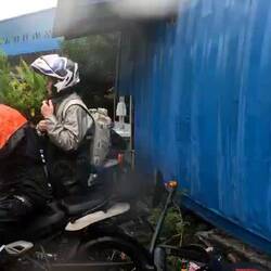 Julian Gratuliert dem stinkigen, feuchten Biker bei der Zielsnkunft