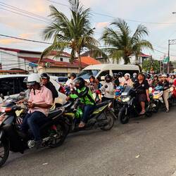 Rush hour on Sanur's main street. Now, how to cross...
