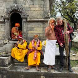 Hübschi mit den Hindu Gurus beim Pashupatinath Tempel am Ufer des Bagmati-Fluss