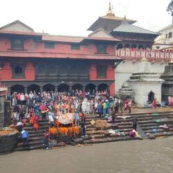 Letzte Reinigung der Verstorbenen am Fluss