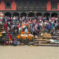 Hindu Totenkult beim Pashupatinath Tempel am Ufer des Bagmati-Fluss