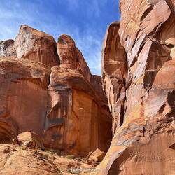 Gigantisch hohe Felsen direkt an der Straße
