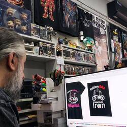 Für dieses Abenteuer wird mal ein T-Shirt entworfen.