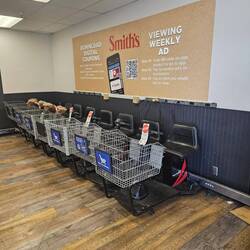 Shopper für Gehbehinderte vorm Supermarkt