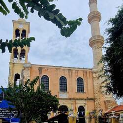Die Kirche Ágios Nikólaos mit christlichem Kirchturm und islamischem Minarett