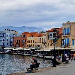 Die Altstadt öffnet sich auf etwa 1 km Länge zum weitläufigen Hafenbecken
