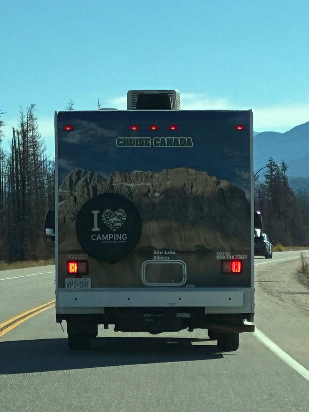 „Cruise Canada“ – ein klassisches Wohnmobil auf dem Weg durch die Rockies.