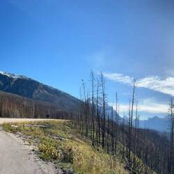 Ein weiter Blick über die Berge, verbrannte Wälder und die klare Herbstsonne.