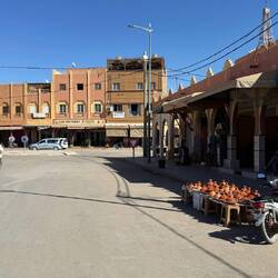 Nach dem Mittagessen geht die Fahrt weiter zum Campingplatz in Merzouga