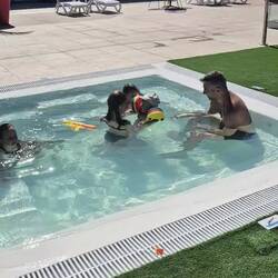 Samuel checkt schon mal die Chicas ab