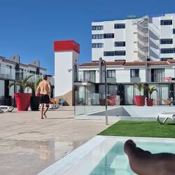 POV: dein Baby ist aufgewacht, aber du liegst am Pool 😅