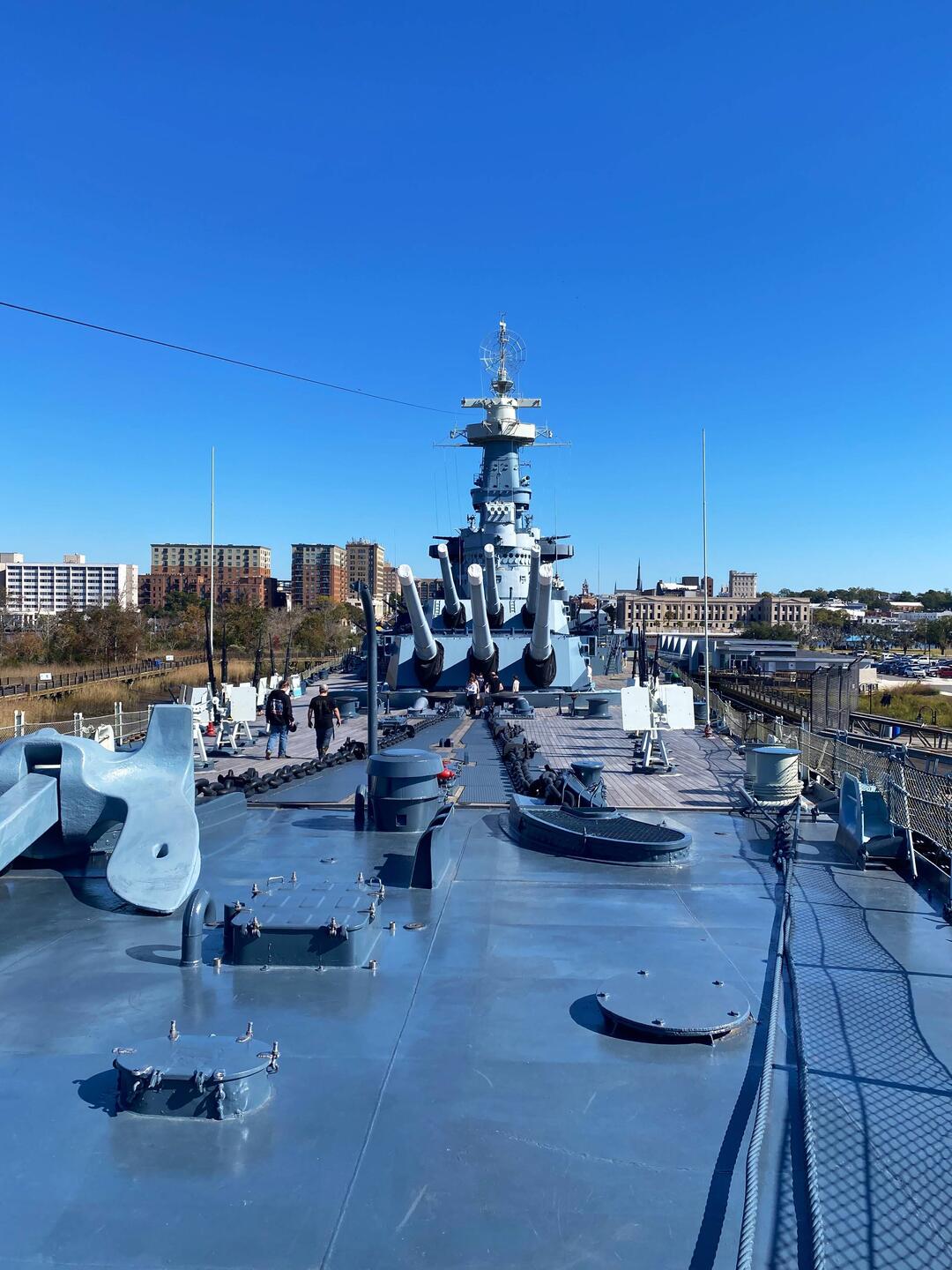 Blick vom Bug (vorne) .. links und rechts Ankerketten🤪