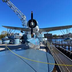 Auch diese Wasserflugzeuge wurden genutzt: über Rampe Start vom Deck, gelandet auf Wasser, mit Kran