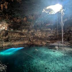 Sonnenlicht fällt durch ein Loch in der Decke