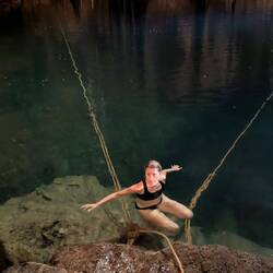 Das Wasser ist so klar, dass man kaum sieht, dass Barbara schwimmt