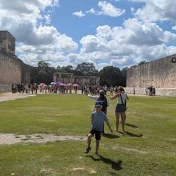 Fußballer auf dem Maya-Ballspielfeld