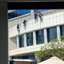 Fensterputzer-Kolonne am Hotel in Bangkok