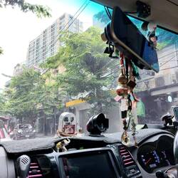 Auf dem Weg zum Schneider Nick: Aller möglicher Klimbim auf Armaturenbrett und am Innenspiegel