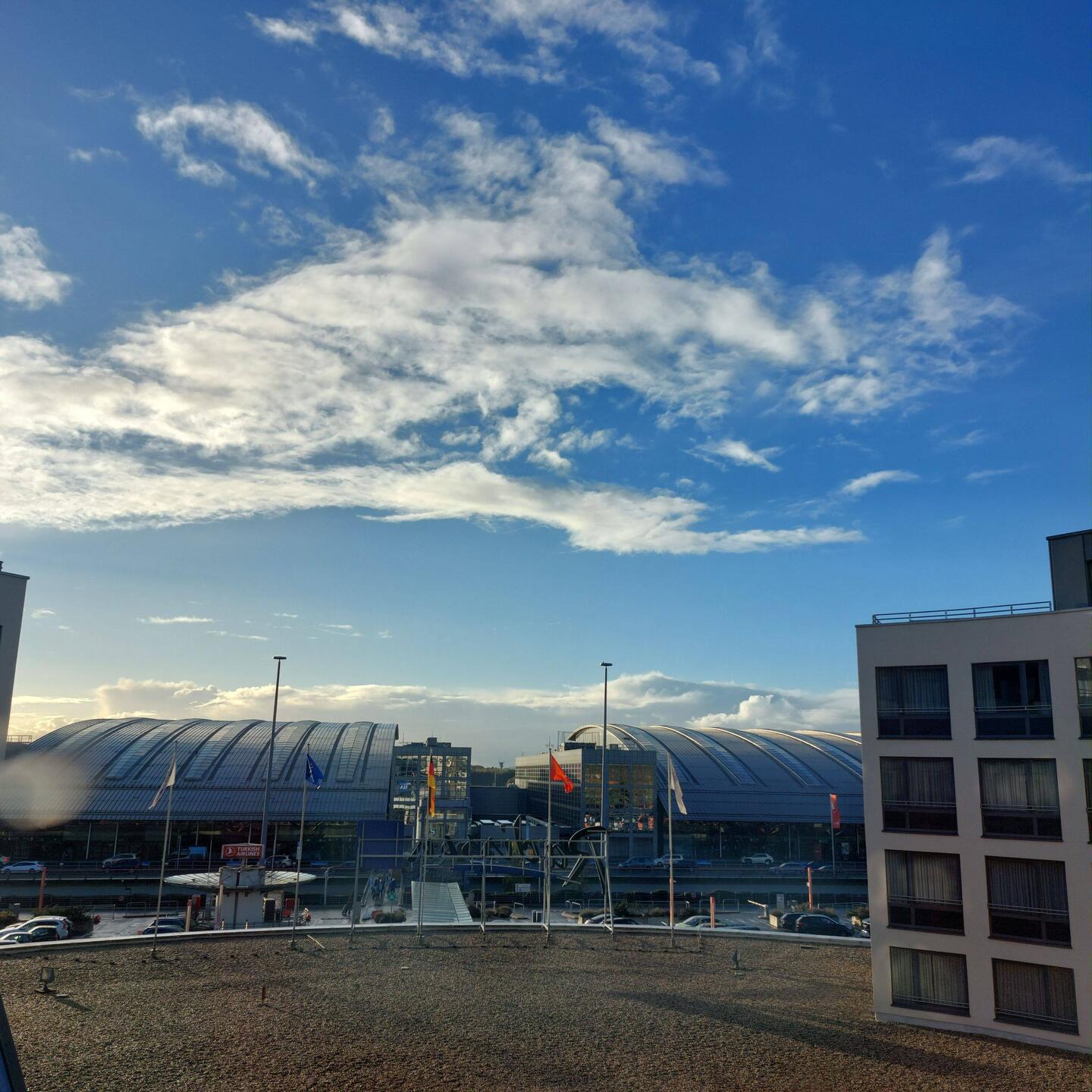Blick aus dem Hotelfenster in Hamburg nach dem Regen hinüber auf den Terminalbereich